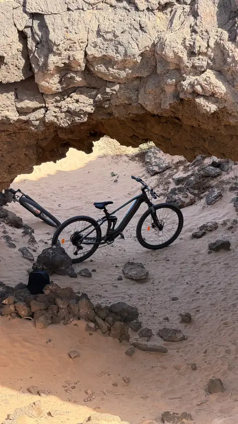 Bicicletas eléctricas bajo un arco de roca