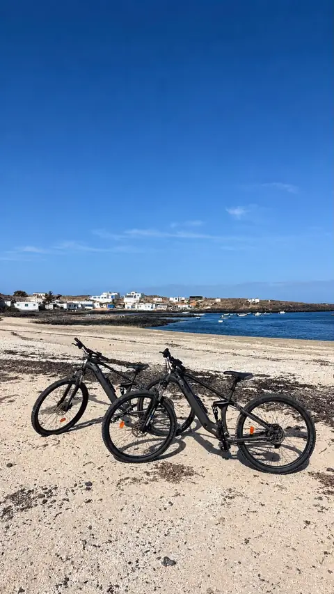 Dos bicicletas eléctricas junto al mar