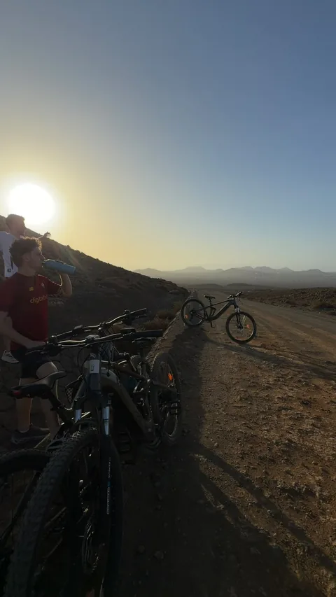 Un grupo con bicicletas al atardecer