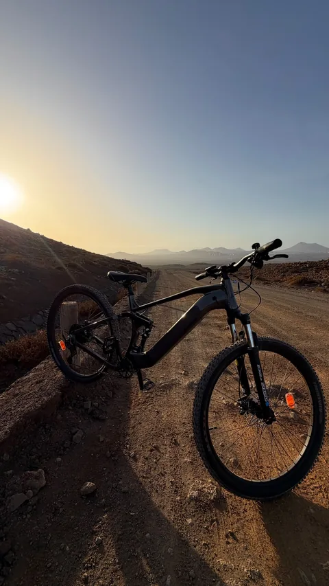 Bicicleta eléctrica en un camino al atardecer